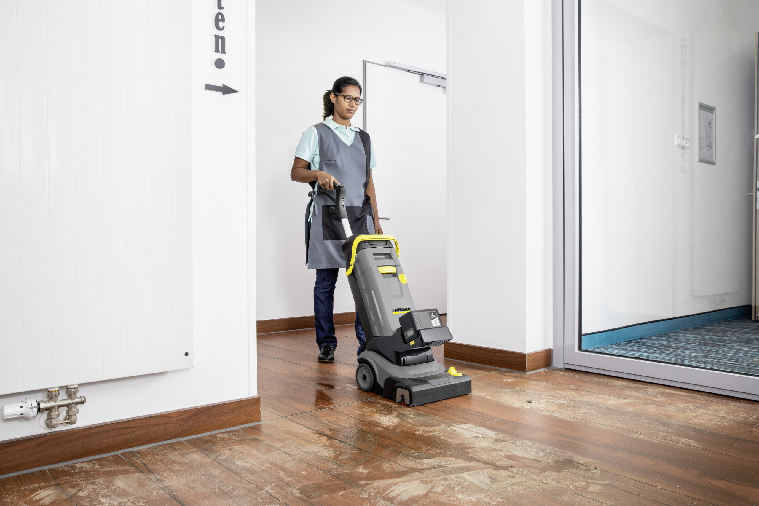 BR_30_4_C_Bp_Pack_hospitality_corridor_app_07_CI15_2000x3000px_3000x2000px Kärcher Scheuersaugmaschine BR 30/4 C BP Pack *EU