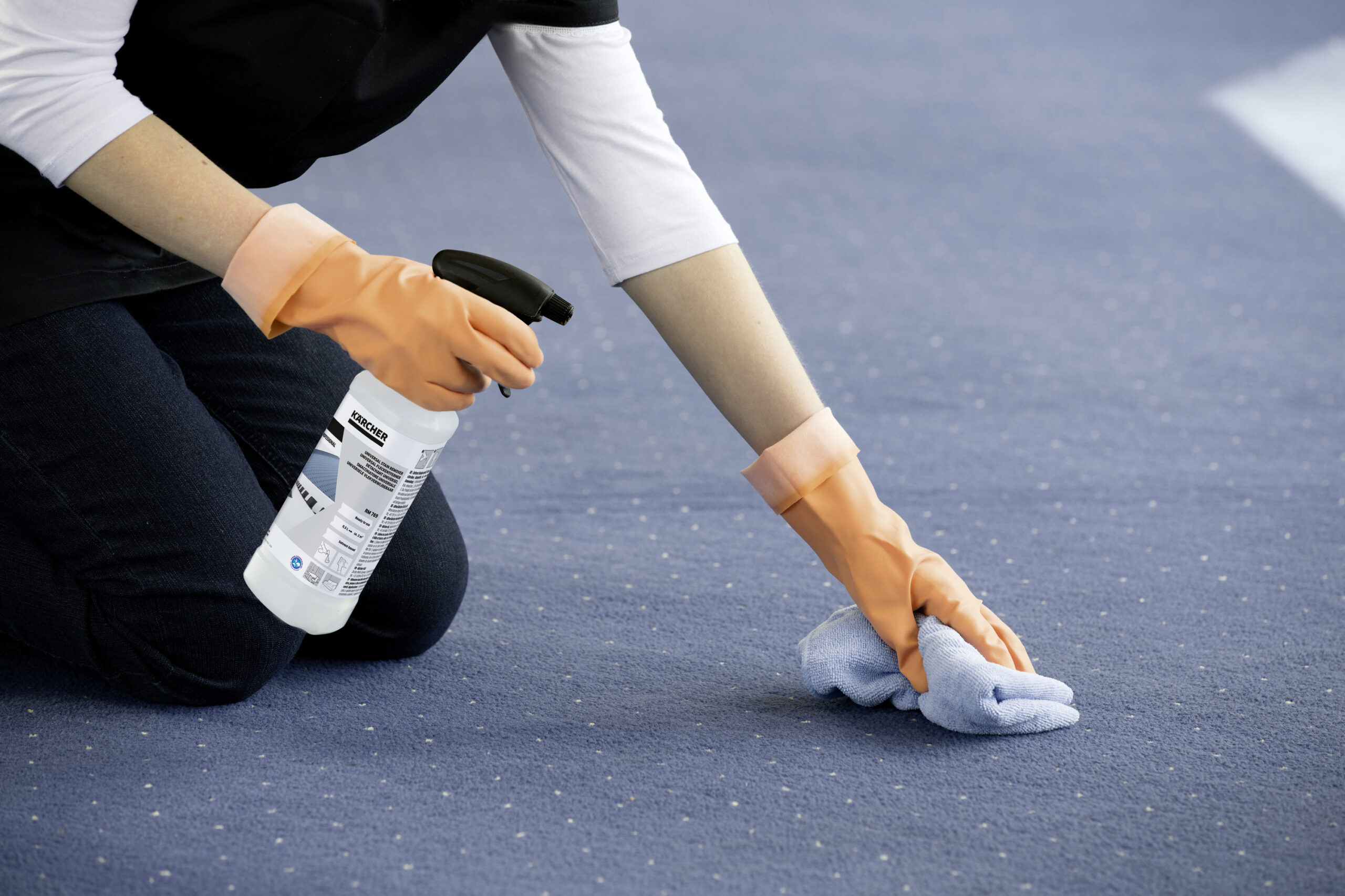 Puzzi_RM_769_Carpet_Pro_Allround_Stain_Remover_app_01_CI20_1382px Kärcher CarpetPro Universal Fleckenentferner RM 769 500 ml