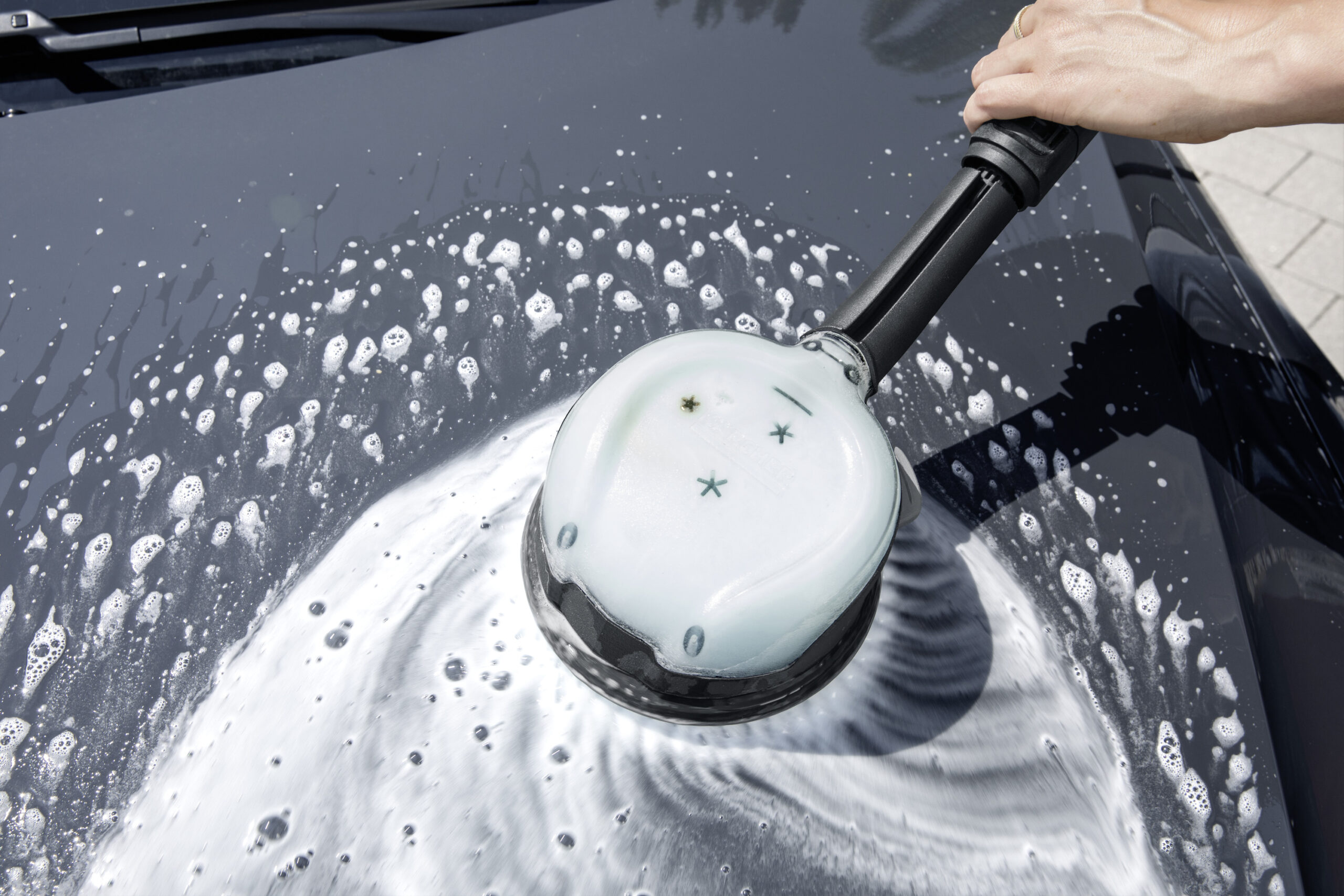 WB_120_Universal_Shampoo_detail_car_app_01_CI15_2000x3000px_3000x2000px Kärcher Autoshampoo 3-in-1, 1L