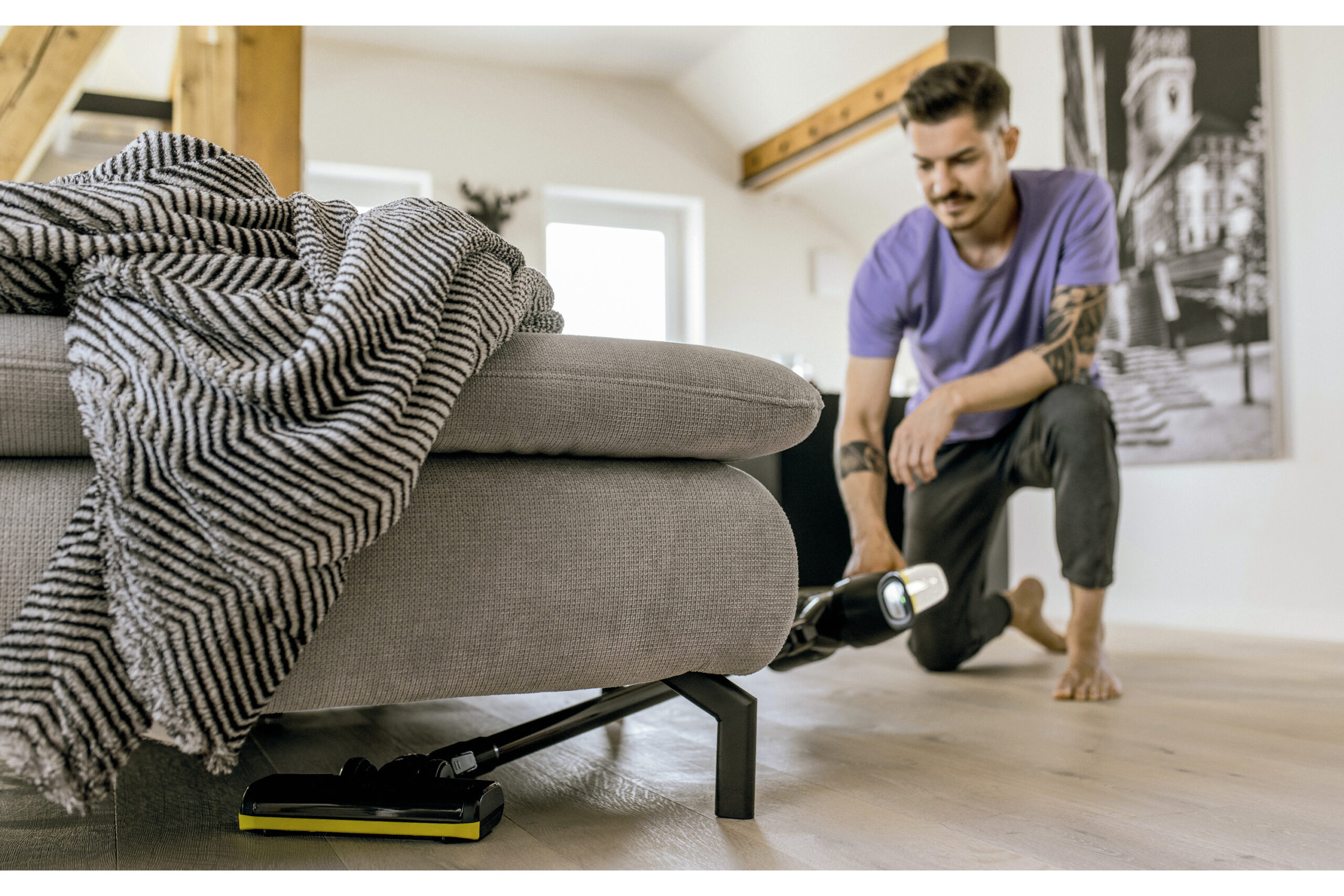 VC_4_Cordless_Premium_living_room_wooden_floor_app_06_CI20_2000x3000px_3000x2000px